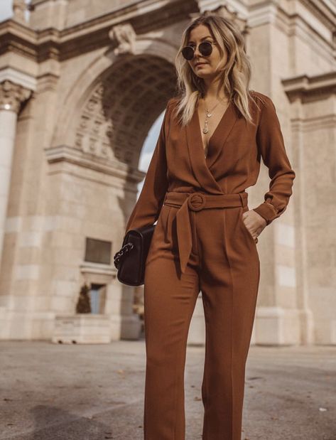 Best outfit tip - the jumpsuit. One piece of clothing and you’re fully dressed! Brown Jumpsuit Outfit, Fall Romper Outfit, Sequin Jumpsuit Outfit, Womens Jumpsuit Outfits, How To Style Jumpsuit, Jumpsuit Outfit Winter, Jumpsuit Outfit Ideas, Outfit Ideas Dressy, Brown Jumpsuit