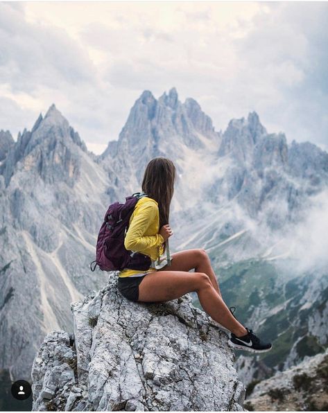 Andrea Ference, Goddess Wallpaper, Outdoorsy Women, Single Pose, Hiking Photography, Hiking Pictures, Adventure Aesthetic, National Parks Usa, Italy Photo