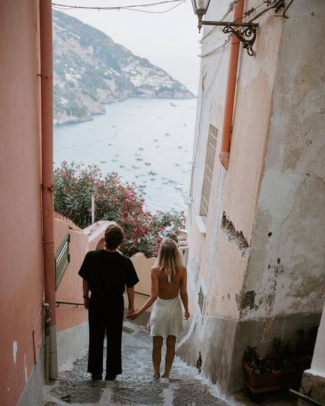 Italy photoshoot • Instagram Sorrento Picture Ideas, Florence Italy Engagement Photos, Positano Engagement, Engagement Italy, Italy Photoshoot, Italian Elopement, Italy Positano, Italy Photos, Italy Street