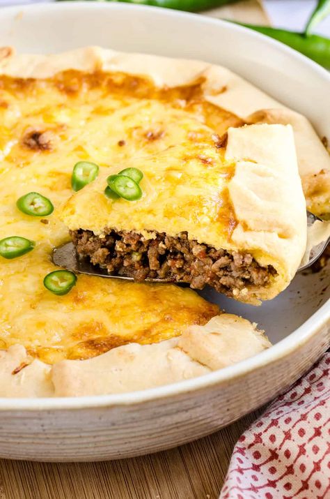 A creamy and cheesy quiche recipe with a Southwestern kick! Filled with deliciously seasoned ground beef, sweet tomatoes and green chilies. Ground Beef Quiche, Beef Quiche, Best Quiche Recipes, Weekly Menu Plan, Quiche Recipes Easy, Dinner Side, Breakfast Quiche, Green Chili, Menu Plan