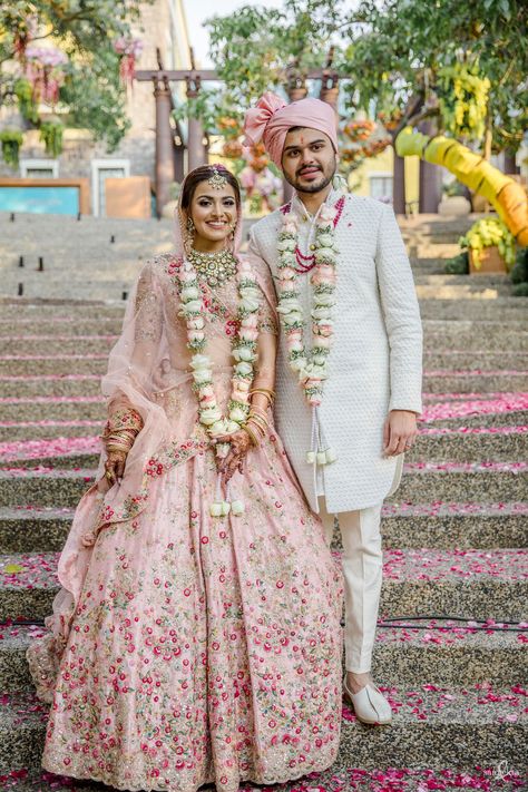 This Staycation Wedding At Le Meridien Mahabaleshwar Resort & Spa Was On Fleek! Luxury Wedding Mala For Festive Occasions, Simple Wedding Indian, Latest Garlands For Wedding, Varmala Designs Indian Weddings, Maalai For Wedding Reception, Latest Varmala Designs, Varmala Indian Weddings, Couple Wedding Dress Indian Hindu, Reception Garland For Lehenga