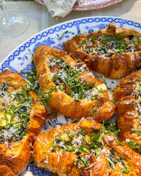 Air Fryer Croissant Egg Boats Croissant Recipes Stuffed, Croissant Boats Breakfast, Egg Boats Breakfast, Air Fryer Brunch Recipes, Croissants Recipe Stuffed, Croissant Breakfast Pie, Croissant Boats, Savory Croissant, Breakfast Boats