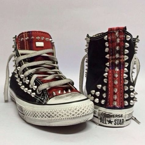 Nike Vans, All Star Converse, Punk Shoes, Diy Sneakers, Star Converse, Dr Shoes, Under Your Spell, Punk Outfits, New Rock