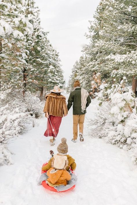 Infant Family Pictures Winter, Snowy Family Pictures Outfit, Snowy Winter Family Photoshoot Outfits, Snow Christmas Family Photos, Snow Photoshoot Family Outfit, Winter Family Photos In Snow, Winter Family Photo Outfits Snow, Winter Family Photos Outdoor Snow, Snow Family Portraits