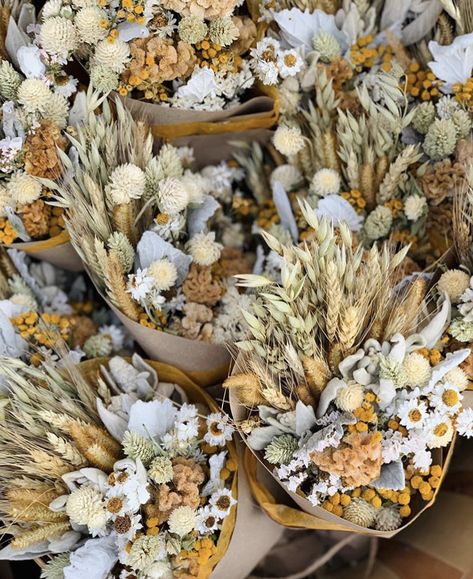 Flowers Farmers Market, Florist Shop Interior, Dried Flowers Ideas, Diy Dried Flower Arrangement, Garden Club Ideas, Floral Farm, Rustic Arrangements, Sun House, Dried Flower Wreaths