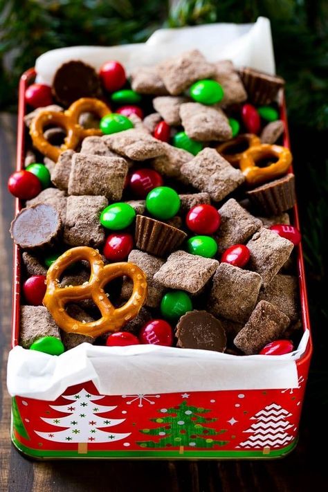 Christmas Snacks Reindeer, Easy Christmas Treats For Gifts Simple, Christmas Party Giveaway Ideas, Christmas Cookies For A Crowd, Houre Derves, Holiday Chex Mix Christmas, Raindeer Chow, Christmas Chex Mix Recipes Holidays, Christmas Treats For Coworkers