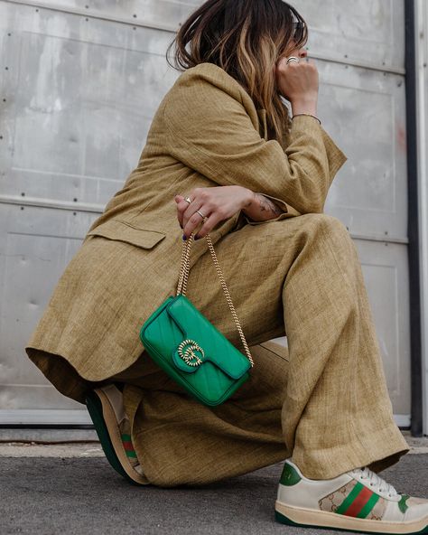 Green Bags Outfits, Gucci Marmont Mini Outfit, Gucci Marmont Super Mini Outfit, Gucci Screener Sneaker Outfit, Gucci Marmont Outfit, Gucci Marmont Bag Outfit, Gucci Bag Outfit Street Styles, Gucci Super Mini Marmont, Satchel Outfit