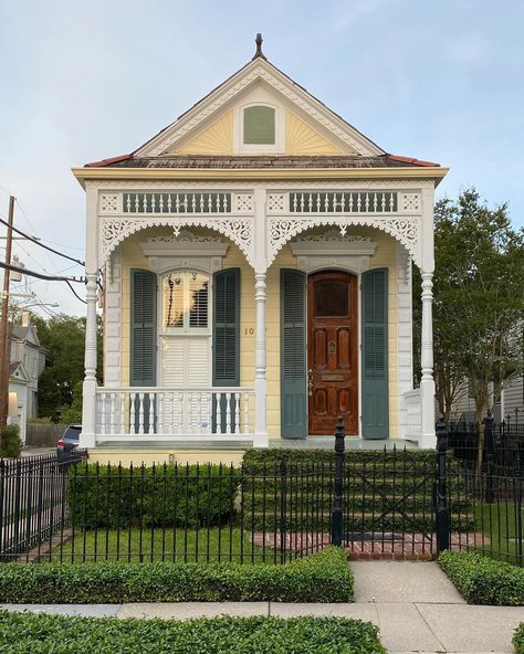 New Orleans House Exterior, Shotgun House Interior, New Orleans Style Homes, Beautiful Houses Exterior, Creole Cottage, Shotgun House, Renovation Architecture, Small Cottage Homes, New Orleans Homes