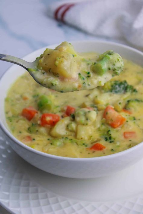 Thick and Chunky Vegetable Chowder - Happy Homeschool Nest Soups And Chowders, Vegetable Chowder, Cheesy Vegetable, Easy Vegetable Soup, Head Of Cauliflower, Savory Soups, Soup And Stew, Chowder Recipes, Frozen Vegetables