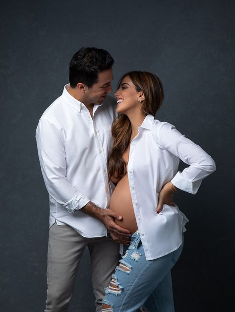 Photoshoot Ideas For Couples, Mutterschaft Tattoos, Pregnancy Photoshoot Ideas, Maternity Shoot Outfit, Studio Maternity Shoot, Maternity Picture Outfits, Maternity Photoshoot Ideas, Maternity Studio Photoshoot, Maternity Dresses Photography