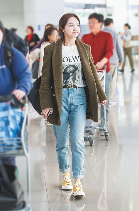 Yellow Converse Outfit, Yellow Converse, Yellow Outfit, Outfits With Converse, Number 5, Tomboy Fashion, Fashion Korean, Airport Style, Kpop Outfits