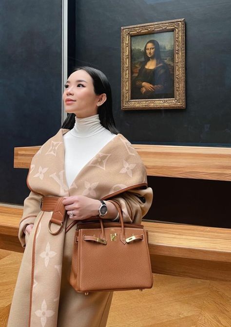 Loud Luxury vs Quiet Luxury - The Trend For 2023 & 2024? - Luxe Front Willabelle Ong, Loud Luxury, Lv Monogram Bag, The Mona Lisa, Louis Vuitton Monogram Bag, Sofia Richie, Lv Monogram, Monogram Bag, Quiet Luxury