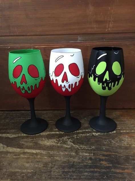 Comic Christmas, Halloween Wine Glasses, Bee Ideas, Apple Set, Wine Crafts, Wine Glass Designs, Diy Wine Glasses, Poison Apple, Diy Halloween Decor