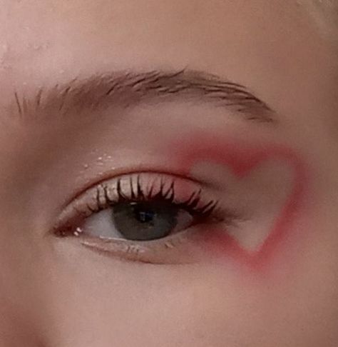 Heart Eyemakeup, Valentines Makeup Ideas Simple, Heart Makeup Look, Eyebrow Art, Cute Eye Makeup, Valentines Makeup, Cute Eyes, Dinner Idea, Heart Eyes