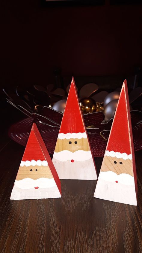 Scrap Wood Christmas Crafts, Triangle Santa, Wood Triangle, Christmas Diy Wood, Christmas Craft Ideas, Wooden Christmas Crafts, Wooden Christmas Decorations, Homemade Christmas Decorations, Christmas Crafts To Make