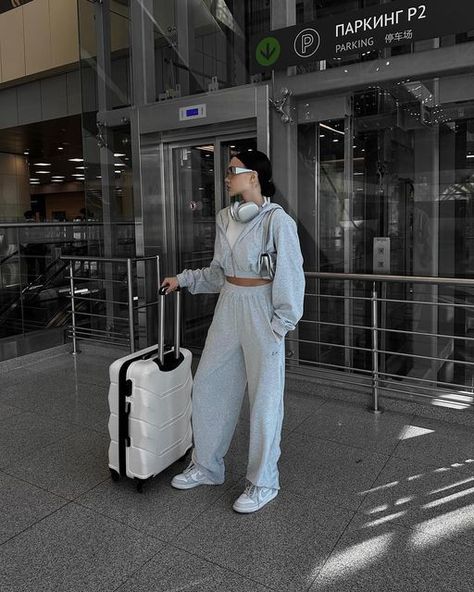 Sweatsuit Outfits Women, Sweat Set Outfits, Sweatsuit Outfits, Airport Outfit Summer, Crop Hoodies, Cute College Outfits, Airplane Outfits, Sweat Set, Sweatpants Set