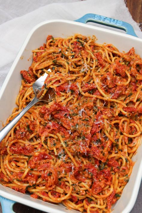 An easy and delicious sun dried tomato basil spaghetti bake recipe that you can make in just one pan in about 35 minutes! Sun Dried Tomato Spaghetti, Spaghetti Bake Recipe, Tomato Basil Spaghetti, Basil Spaghetti, Bake Pasta, Food Spaghetti, Tomato Spaghetti, Spaghetti Bake, Month April