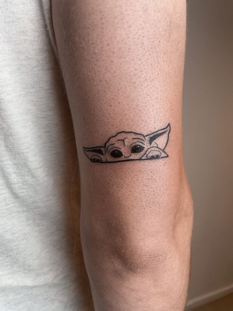 Star Wars Small Tattoo, Babyyoda Tattoo, May The Force Be With You Tattoo, Yoda Tattoo Ideas, Grogu Tattoo Ideas, Geek Tattoo Ideas, Star Wars Minimalist Tattoo, Minimalist Star Wars Tattoo, Grogu Tattoo