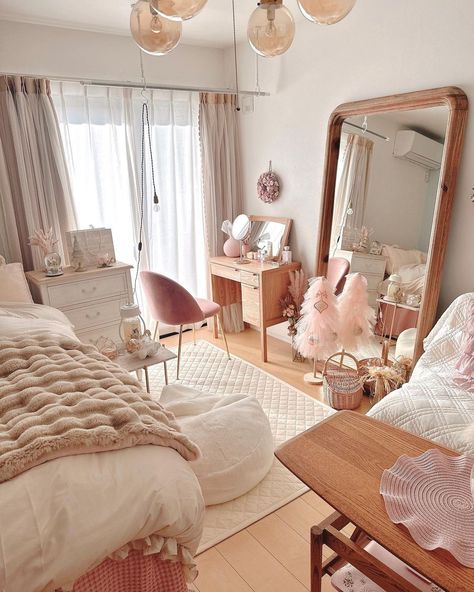 Pink And Gold Room Aesthetic, Cute Bedroom Ideas Pink, Peach Room Aesthetic, Cozy Bedroom Pink, Beige Girl Aesthetic, Pink White Room, Pink And Beige Bedroom, Cottage Couture, Pink Teen Bedrooms