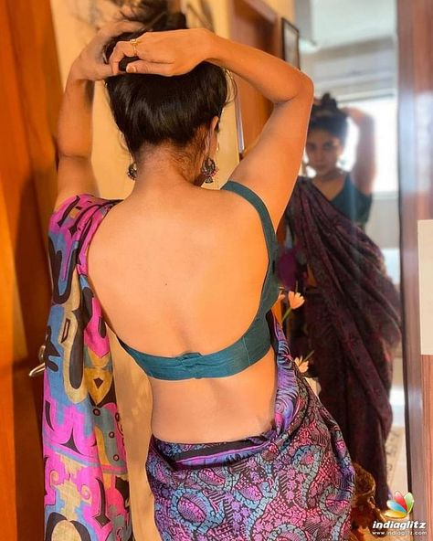 Sakshi Agarwal Indian Fashion Influencers, Backless Saree Blouse, Sarees Modern, Blouse Designs Trendy, Saree Accessories, Backless Blouse Designs, Indian Fashion Saree, Backless Blouse, Saree Models