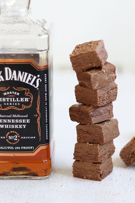 Jack Daniels fudge, a delicious, strong, easy-to-make, 3-ingredient boozy fudge for grown-ups only! Chocolate and whiskey combined. Boozy Fudge, Whiskey Fudge, Jack Daniels Recipes, Boozy Baking, Jack Daniels Fudge, Homemade Fudge Recipes, Fudge Flavors, Alcoholic Desserts, Boozy Desserts