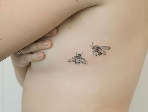 25 Best Bee Tattoo Ideas for Women - Beautiful Dawn Designs Tattoo Sunflower, Simple Tats, Phönix Tattoo, Initial Tattoo, E Tattoo, Bee Tattoo, I N, Little Tattoos, Trendy Tattoos