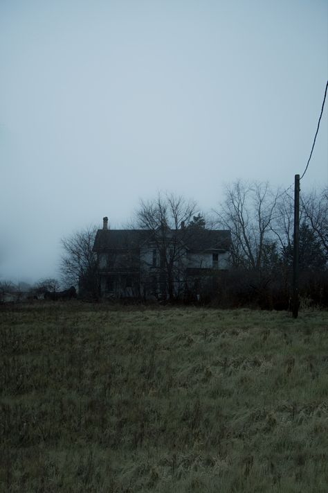 Creepy Places Aesthetic, Abandoned Town Aesthetic, American Gothic Aesthetic, Abandoned Places Aesthetic, Raven Core, Isolated House, Style Categories, Creepy Old Houses, Abandoned Farmhouse