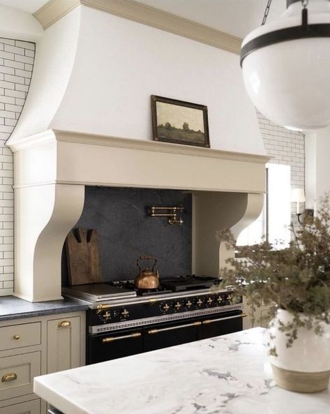 Gorgeous Kitchens, Kitchen Dinning, Bespoke Kitchens, Kitchen Inspo, Range Hood, Beautiful Kitchens, Counter Top, Kitchen Style, Dream Home Design