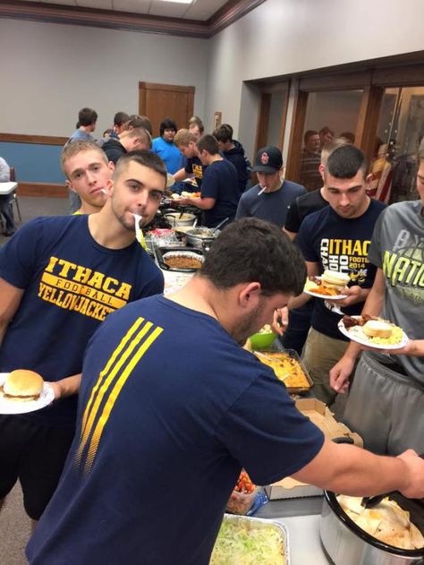 The football team at our team dinner before our second playoff game. These boys… Sports Team Meals, Dinner Images, Team Meal, Easiest Dessert, Team Dinner, Potluck Desserts, Football Playoffs, Best Football Team, Team Mom