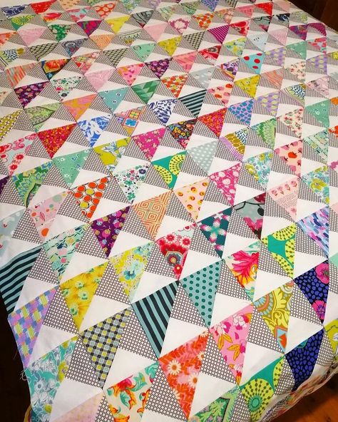 Clippings Quilt Triangle Strip Quilt Pattern, Scrappy Quilt Block Patterns Free, Scrappy Triangle Quilt Pattern, Zipper Quilt Pattern, Quilt Block Borders, Free Scrap Quilt Patterns, Scrap Quilts Ideas Free Pattern, Triangle Quilts Ideas, Colourwash Quilt