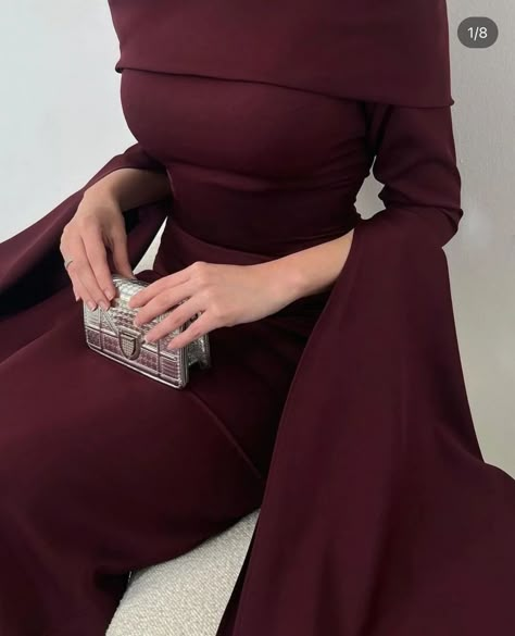 Event Dresses Classy, Simple Elegant Dresses, Dress Soiree, Beautiful Gown Designs, Prom Dresses Off The Shoulder, Burgundy Evening Dress, Dresses Off Shoulder, Soiree Dresses, Modest Dresses Fashion