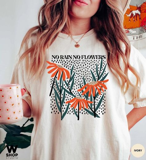 Funny Shirt Women, T Shirt Prints Aesthetic, Cute Tshirts Aesthetic, Floral Graphic Tee, Floral Tee Outfit, T Shirts For Women Style, T Shirt Ideas For Women, Trending Shirt Designs, Graphic Tee Trends