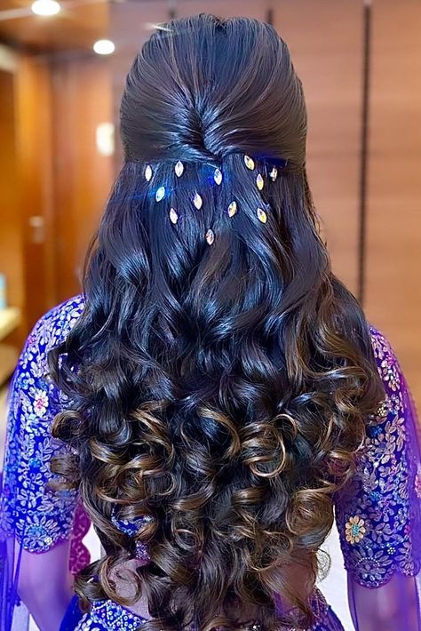 Reception Hairstyles, Hairstyles For Gowns, Long Bridal Hair, Hair Style On Saree, Hairstyles Design, Medium Hair Styles For Women, Engagement Hairstyles, Bridal Hairdo, Indian Wedding Hairstyles