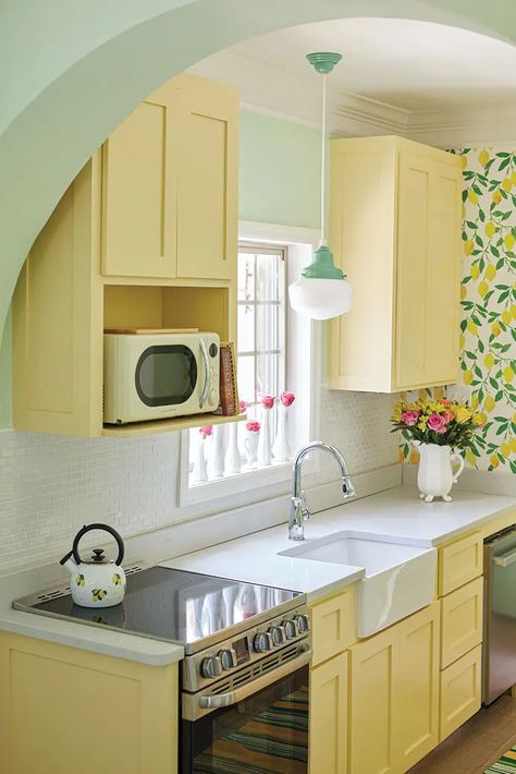 1950s Cabin, Grandmacore Kitchen, Yellow Kitchen Inspiration, Shabby Chic Kitchen Ideas, English Decoration, Vintage Yellow Kitchen, Tiny Cottage Kitchen, Cottage Style Decorating, Flat Kitchen