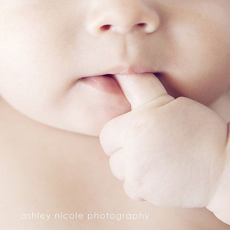 FINGER FOOD❤️ Foto Newborn, Baby Fotografie, Baby Poses, Foto Baby, Foto Poses, Childrens Photography, Cutest Thing Ever, Newborn Photos, Baby Pictures