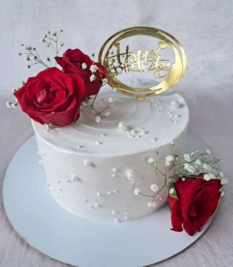 Red velvet cake with rose design and edible pearls❤️🌹 . . . . . . . . . . . #redvelvetcake #redvelvet #cake #birthdaycake #chocolatecake #cakesofinstagram #cakes #cupcakes #cakedecorating #chocolate #homemade #brownies #vanillacake #homebaker #dessert #weddingcake #cakestagram #anniversarycake #cakelover #baking #cheesecake #yummy #bakery #cakedesign #foodporn #creamcheesefrosting #birthday #instacake #homemadecake #buttercreamcake Cake Flower Decor, Velvet Cake Design, Red Velvet Cake Design, Redvelvet Cake, Baking Cheesecake, Chocolate Homemade, Edible Pearls, Homemade Brownies, Cool Birthday Cakes