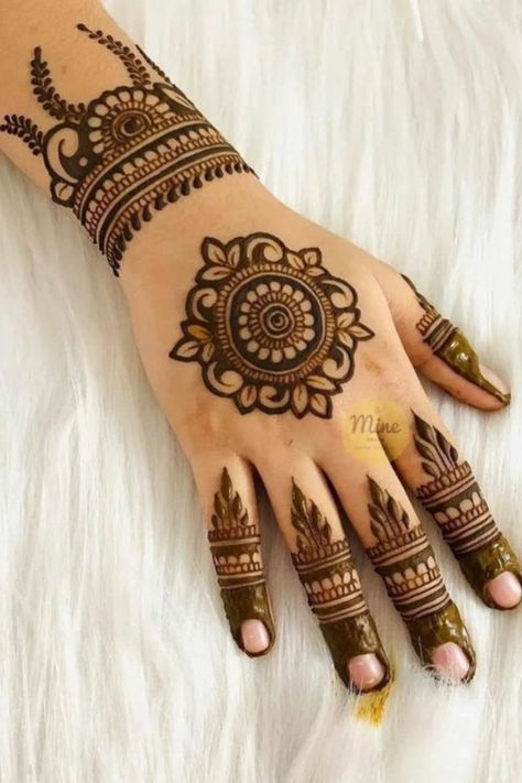 Front Mehndi Design, Back Hand Mehndi, Simple Henna Tattoo, Mehndi Designs For Kids, Simple Mehndi Designs Fingers, Very Simple Mehndi Designs, Stylish Mehndi, Stylish Mehndi Designs, Mehndi Designs Front Hand