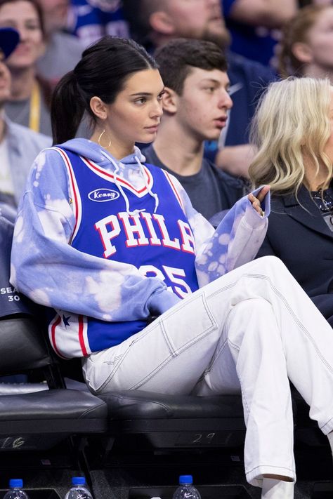 Kendall Jenner and Rihanna Wore Tie-Dye In Completely Different Ways | Teen Vogue Jersey Over Hoodie Outfit, Jersey Over Hoodie, Superbowl Party Outfit, Sports Jersey Outfit, Basketball Jersey Outfit, Basketball Game Outfit, Super Bowl Outfit, Tie Dye Loungewear, Kendall Style