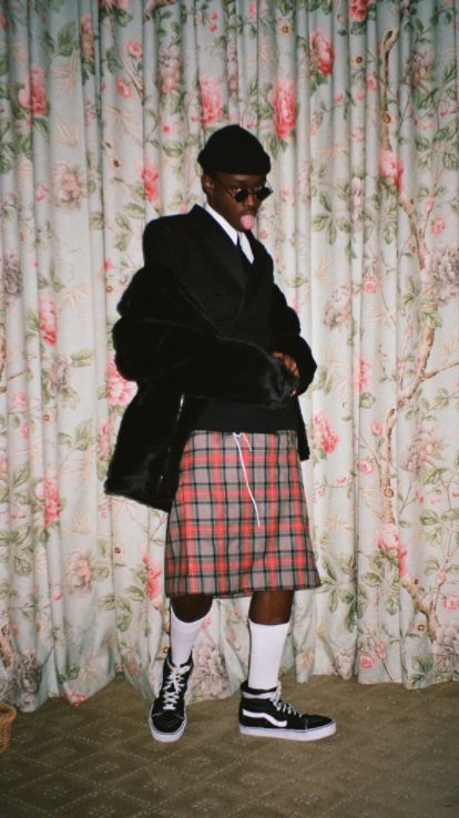 Ashton Sanders Skirts Men Street Styles, Male Skirt Outfit, Menswear Skirt Outfit, Men In Skirts Photoshoot, Men In Skirts Fashion Aesthetic, Feminine Men Aesthetic, Men In Skirts Fashion, Male Skirt, Men In Skirts Punk