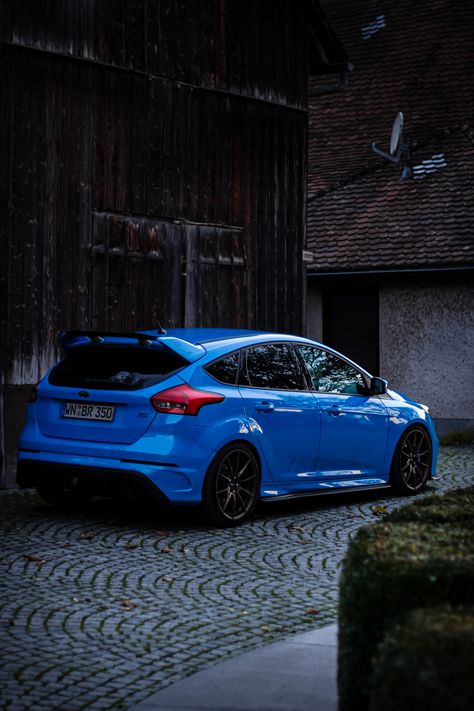 #ford #focus #focusrs #fordfocusrs #fordfocus #barn #barnfind Focus Rs Mk3, Car Iphone Wallpaper, Ford Focus Rs, Focus Rs, Barn Finds, Best Cars, Race Track, Ford Focus, Blue Wallpapers