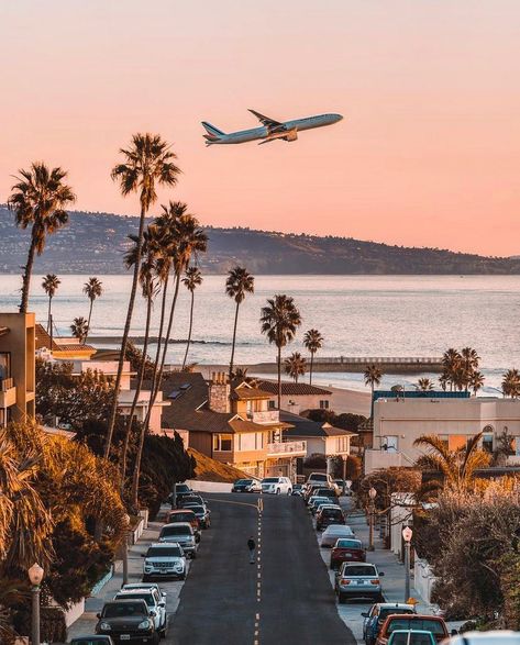 💛💙🙏🏻🇺🇦 on Instagram: “catching a flight ✈️ — one of my favorite spots to watch the planes take off from lax 🙌 ・・・ 📸 @derekrliang in-frame: @andrewoptics…” Travel Insurance, Most Beautiful Places, Travel Photos, The Ocean, Palm Trees, Places To Travel, Travel Inspiration, Travel Destinations, Cool Photos