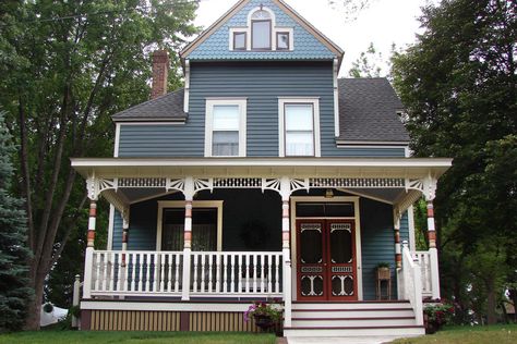 Victorian Porch Ideas, Victorian Front Porch, White Victorian House, Exterior Home Renovation, Nest Ideas, Victorian Homes Exterior, Porch Stairs, Victorian Porch, Queen Anne Victorian