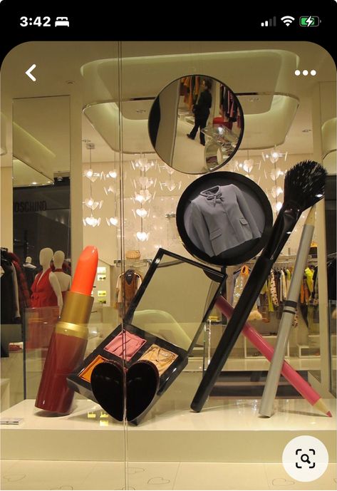 Fashion Window Display, Decoration Vitrine, Store Window Display, Visual Merchandising Displays, Window Display Design, Cosmetic Display, Makeup Store, Salon Interior Design, Store Window