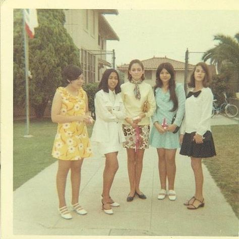 70s High School, Coloured Photos, Outside School, New Look Ideas, The Mod Squad, Seventies Style, Vintage Meets Modern, Classic Lifestyle, 60’s Style