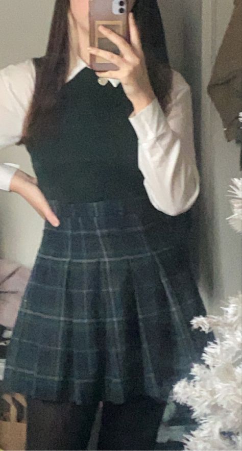 Sixth form outfit 2021 dark academia slytherin green clueless Green Outfit School, Dark Academia Slytherin Outfit, Green Academia Clothes, Slytherin Academia Outfit, Green Uniform Aesthetic, Dark Academia Green Outfit, Preppy Green Outfit, Green Dark Academia Outfit, Dark Green Skirt Outfit