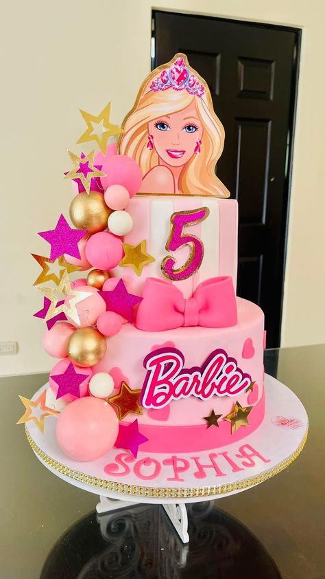 Simple Barbie Cake Design, Barbie Buttercream Cake, Barbie Birthday Cakes For Kids, Barbie Themed Birthday Cake, Barbie Party Cake, Barbie Cake Birthday, Barbie Theme Cake, Barbie Cake Ideas, Barbie Pasta