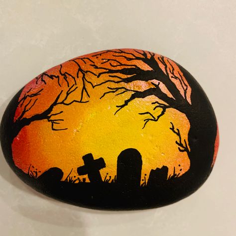 Graveyard Pumpkin Painting, Cemetery Pumpkin Painting, Rock Art Halloween, Rockpainting Halloween, Halloween Rocks Painted Ideas, Cemetery Silhouette, Halloween Stone Painting, Rock Painting Halloween, Halloween Pebbles