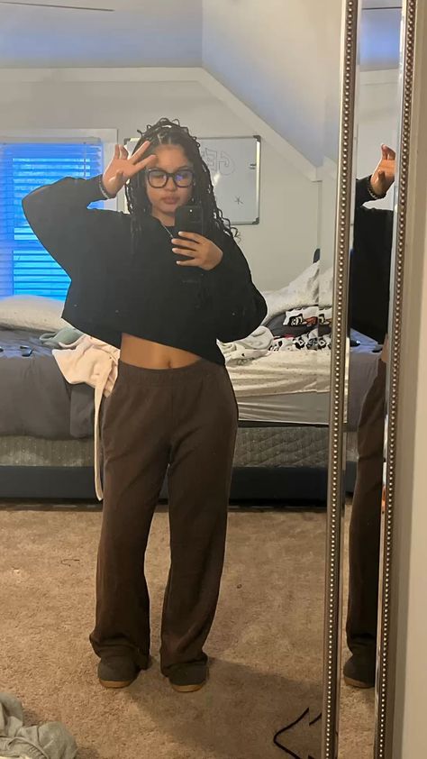 Deshae Frost And Brooklyn, Flare Sweatpants Outfit Black Women, Flared Sweats Outfit, Black Flare Sweatpants Outfit, Fits Aesthetic School, Winter Class Outfits College, Flare Sweats Outfit, Chill Winter Outfit Black Women, Flare Leggings Outfit Black Women