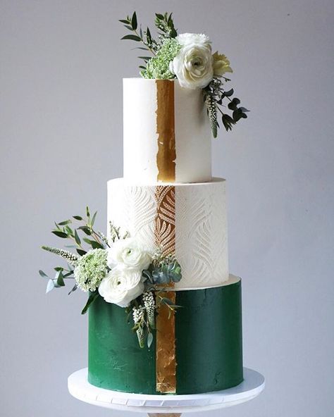 Three tier wedding cake in forest green and white with gold leaf, art deco stencil and white and green fresh floral. Blackberry Filling, Green Wedding Cake, Green Weddings, Elegant Birthday Cakes, Green Cake, Emerald Green Weddings, Buttercream Wedding Cake, Tiered Cake, Cake Accessories