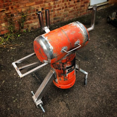 Gas bottle BBQ Gas Bottle Bbq, Charcoal Smoker, Welded Furniture, Diy Bbq, Diy Home Bar, Bottle Diy, Construction Diy, Fire Pits, Fire Hydrant